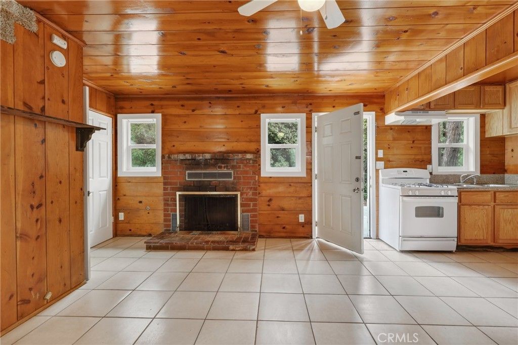 Image 2 of property listing at 23385 Kay Road, Crestline, CA 92325