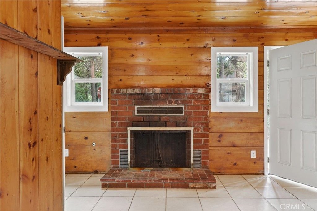 Image 5 of property listing at 23385 Kay Road, Crestline, CA 92325