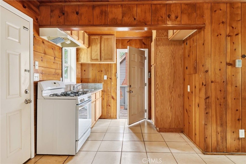 Image 8 of property listing at 23385 Kay Road, Crestline, CA 92325