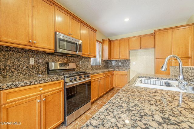 3237 Summer Breeze Avenue, Rosamond, CA 93560