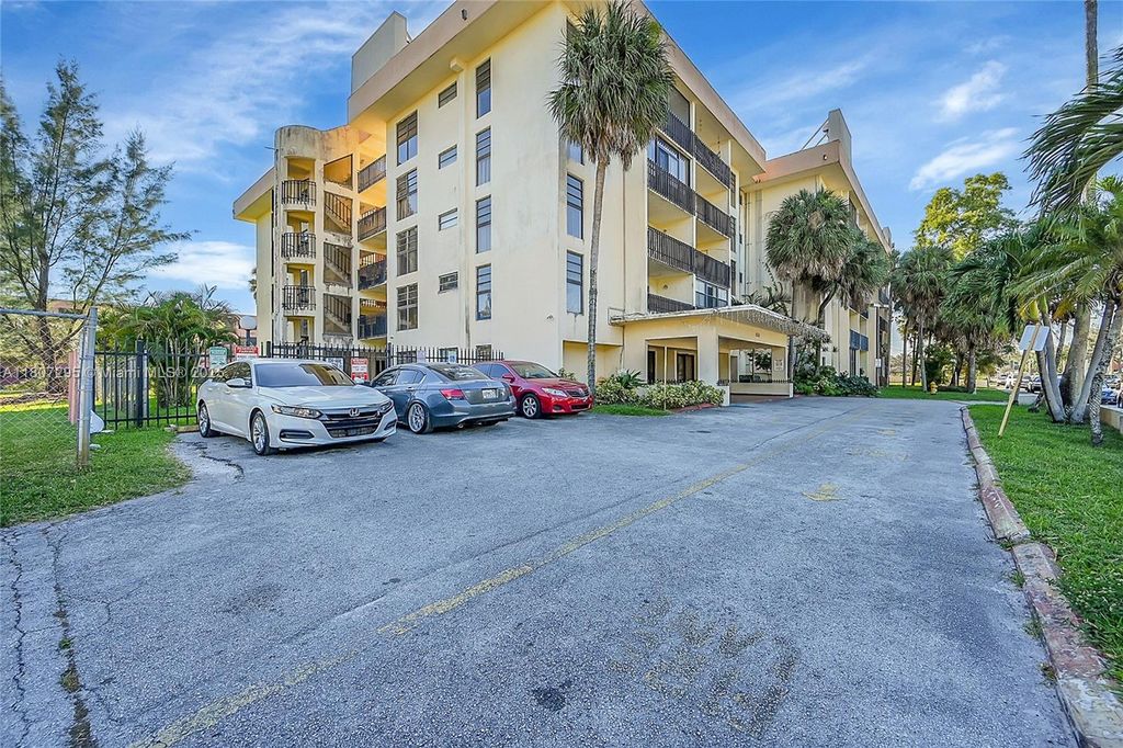 650 NE 149th St 406A, Miami, FL 33161