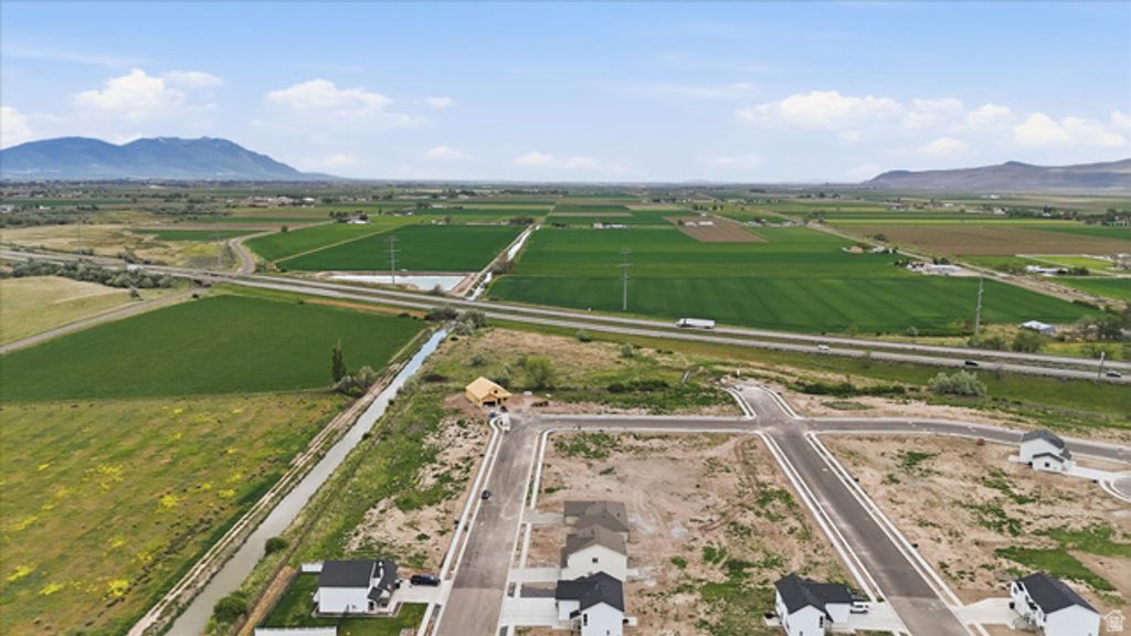 Image 4 of property listing at 1380 S 110 W, Tremonton, UT 84337