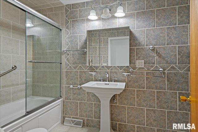 2621 S 4TH Street, Springfield, IL 62703