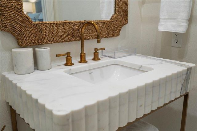 24729 Travis Lakeside CV, Spicewood, TX 78669