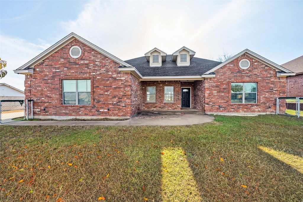 1309 W Chippewa Trail, Granbury, TX 76048