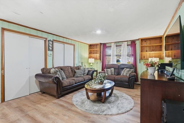 14 Ridgefield Dr, Framingham, MA 01701