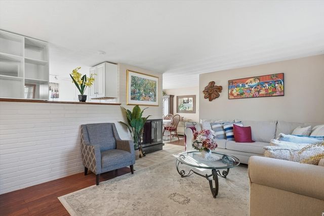 14 Ridgefield Dr, Framingham, MA 01701