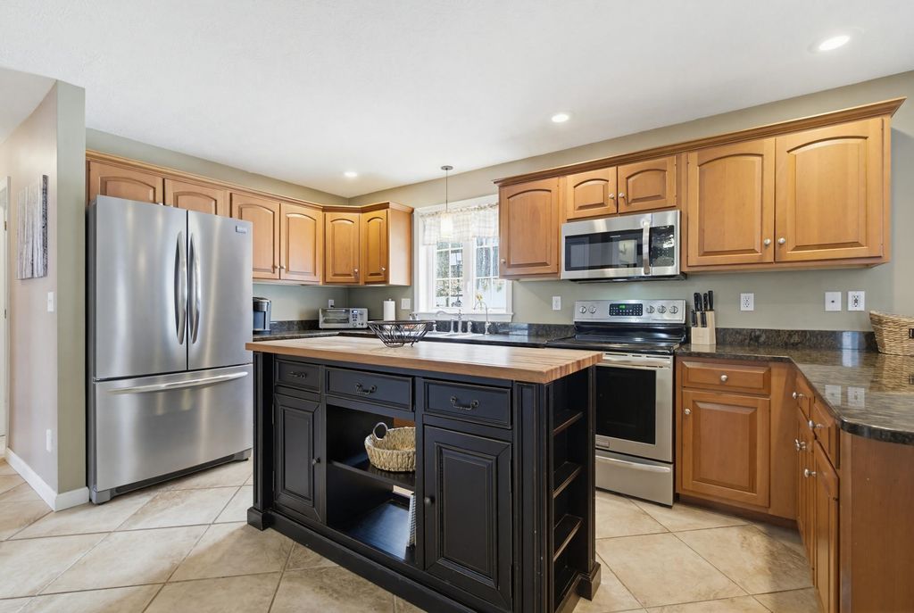 Image 4 of property listing at 43 Hampshire Hills Drive, Bow, NH 03304