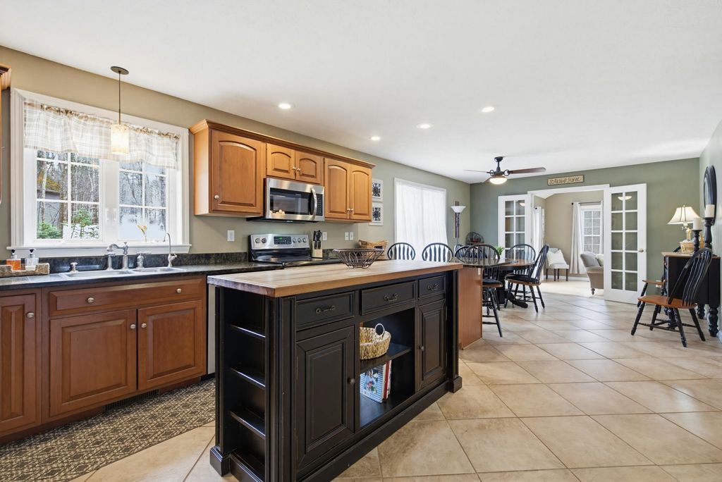 Image 5 of property listing at 43 Hampshire Hills Drive, Bow, NH 03304