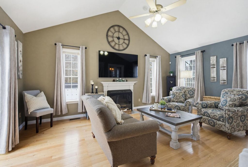 Image 10 of property listing at 43 Hampshire Hills Drive, Bow, NH 03304