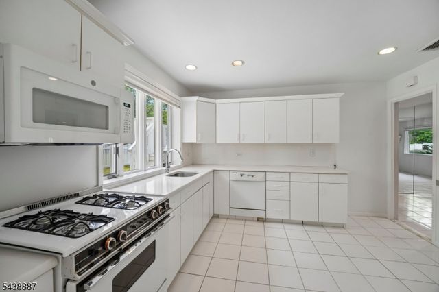 18 Arlington Dr, Livingston Twp., NJ 07039