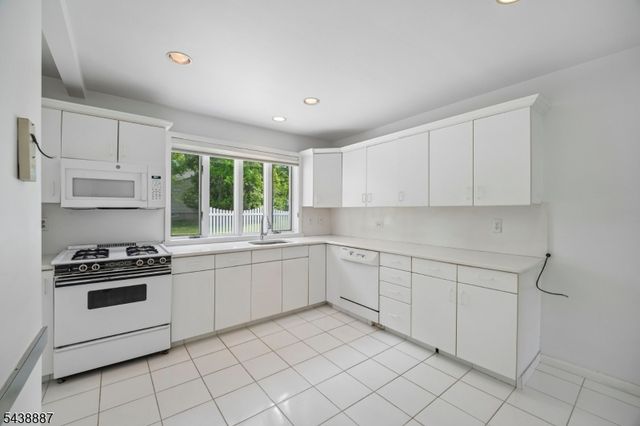 18 Arlington Dr, Livingston Twp., NJ 07039