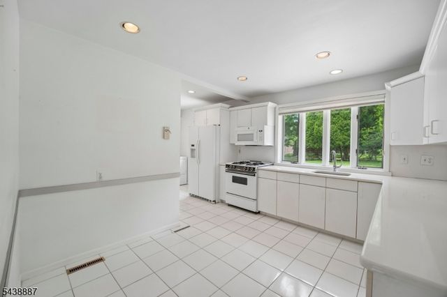 18 Arlington Dr, Livingston Twp., NJ 07039