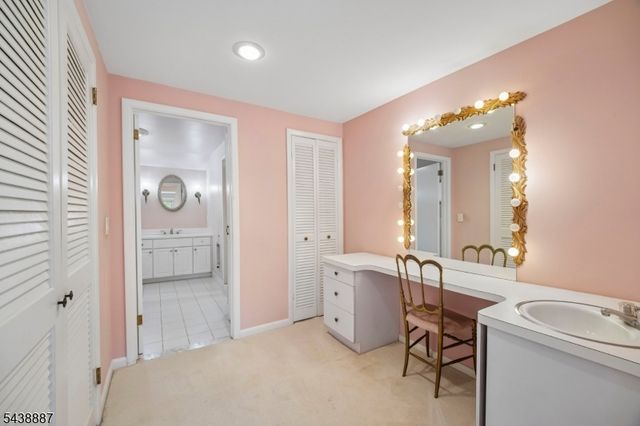18 Arlington Dr, Livingston Twp., NJ 07039