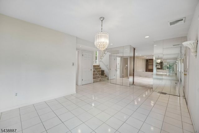 18 Arlington Dr, Livingston Twp., NJ 07039