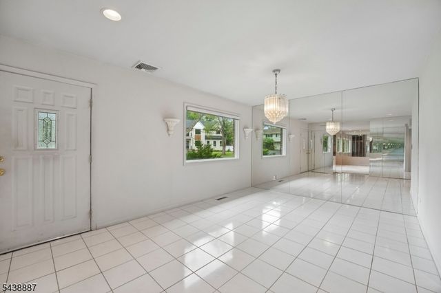 18 Arlington Dr, Livingston Twp., NJ 07039