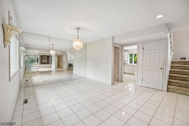 18 Arlington Dr, Livingston Twp., NJ 07039