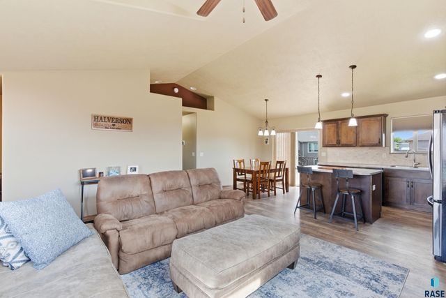 4217 W 90th St Street, Sioux Falls, SD 57108