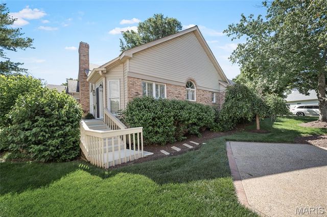 15339 Oaktree Estates Drive, Chesterfield, MO 63017
