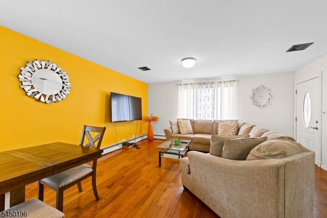 13 James St, Dover Town, NJ 07801