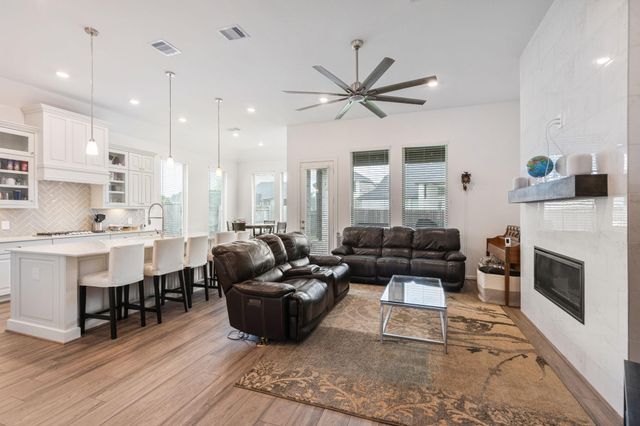 1329 Knollbridge Point Lane, Pinehurst, TX 77362
