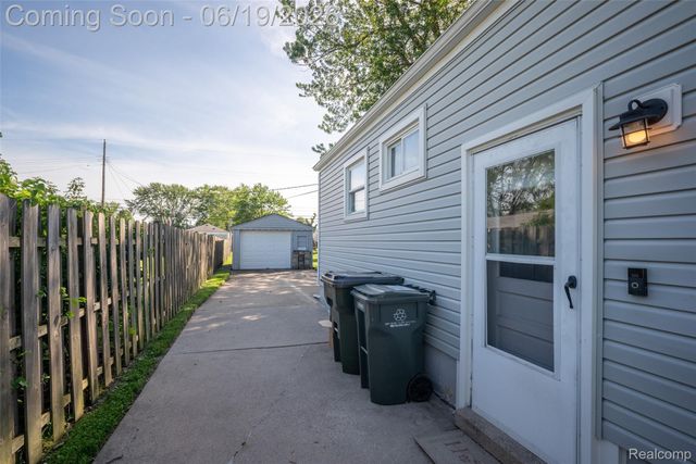 23814 Elmira Street, St. Clair Shores, MI 48082