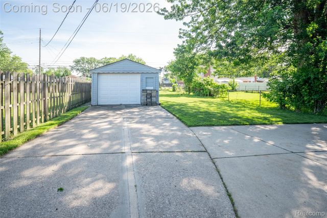 23814 Elmira Street, St. Clair Shores, MI 48082