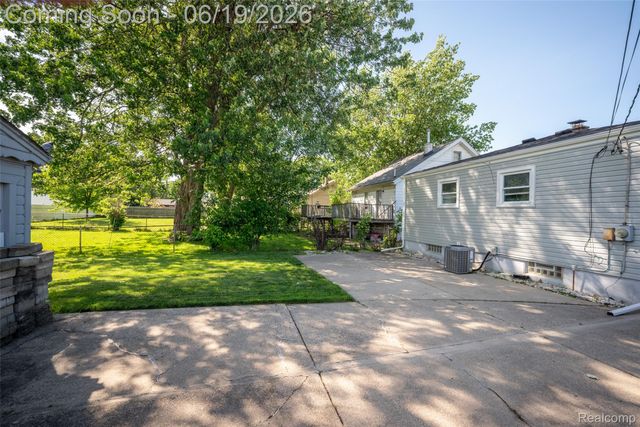 23814 Elmira Street, St. Clair Shores, MI 48082