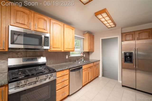 23814 Elmira Street, St. Clair Shores, MI 48082