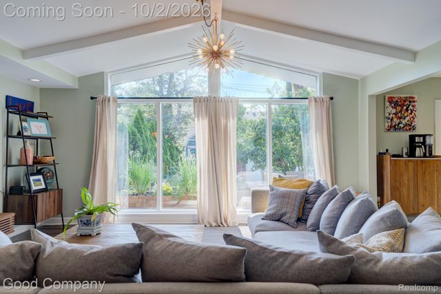 25844 Salem Road, Huntington Woods, MI 48070