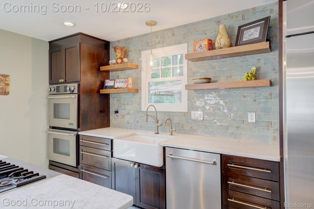 25844 Salem Road, Huntington Woods, MI 48070