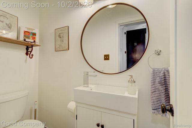 25844 Salem Road, Huntington Woods, MI 48070