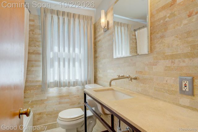 25844 Salem Road, Huntington Woods, MI 48070