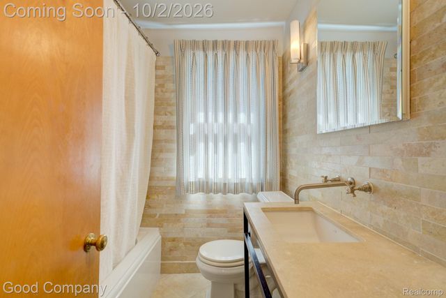 25844 Salem Road, Huntington Woods, MI 48070