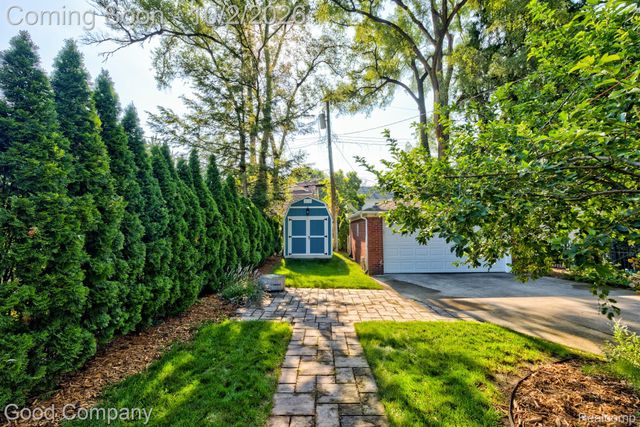 25844 Salem Road, Huntington Woods, MI 48070