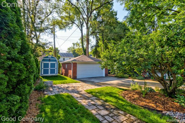 25844 Salem Road, Huntington Woods, MI 48070