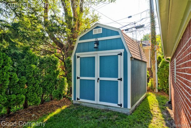 25844 Salem Road, Huntington Woods, MI 48070