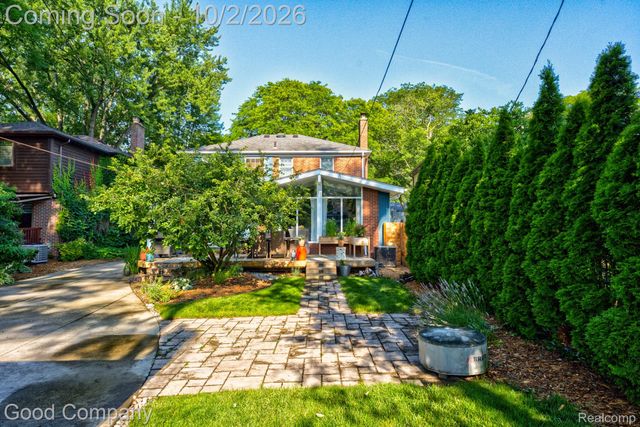 25844 Salem Road, Huntington Woods, MI 48070