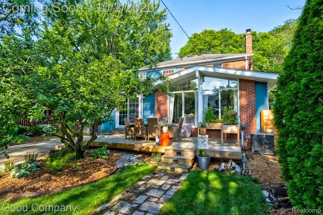 25844 Salem Road, Huntington Woods, MI 48070