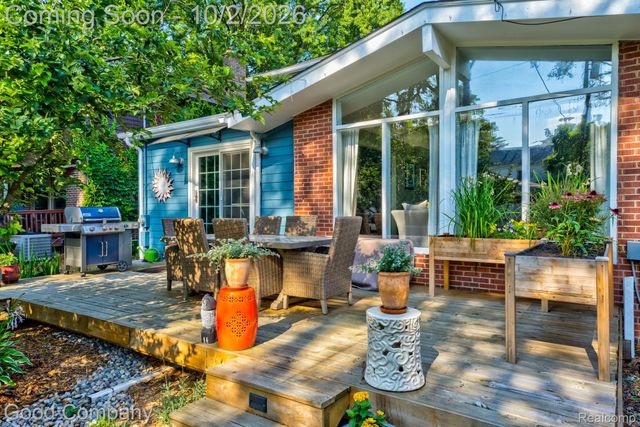 25844 Salem Road, Huntington Woods, MI 48070