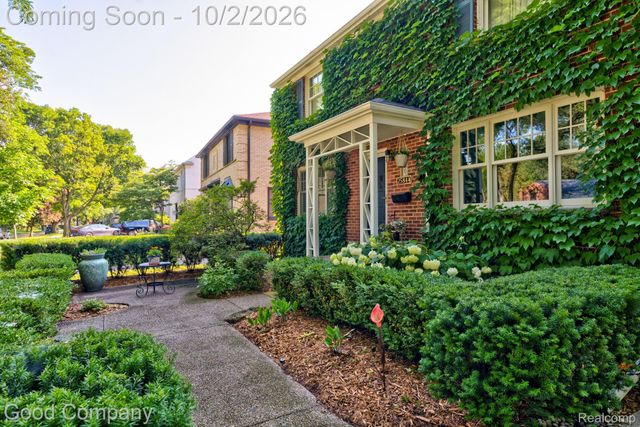 25844 Salem Road, Huntington Woods, MI 48070