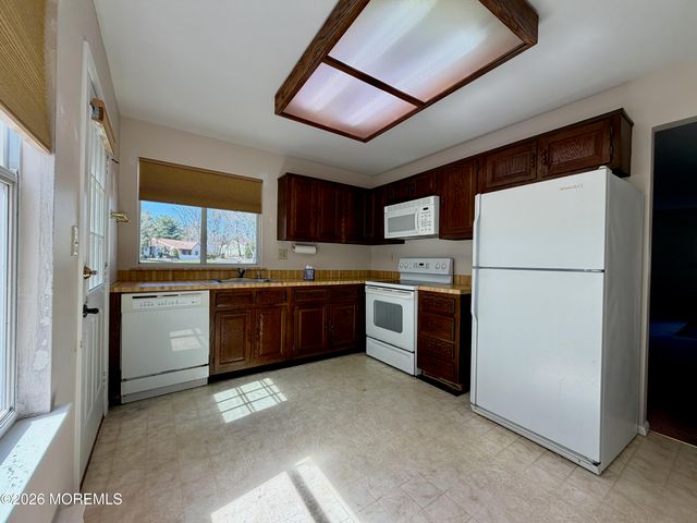 681A Huntington Drive, Manchester, NJ 08759