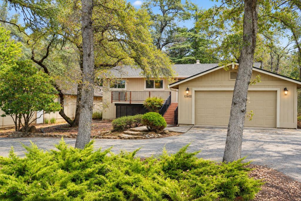12802 Torrey Pines Dr, Auburn, CA 95602