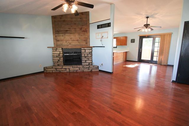 1428 Bradshaw Dr, Salina, KS 67401