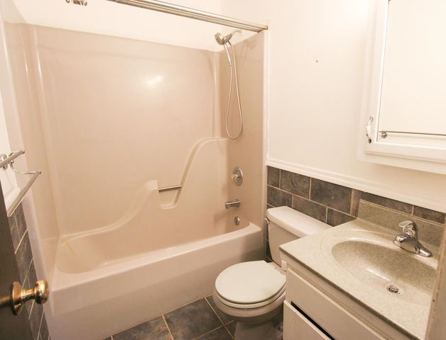 1428 Bradshaw Dr, Salina, KS 67401