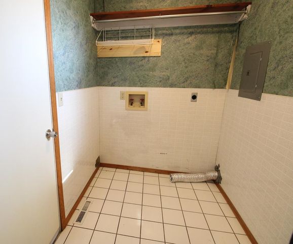 1428 Bradshaw Dr, Salina, KS 67401