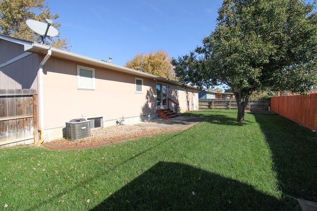 1428 Bradshaw Dr, Salina, KS 67401