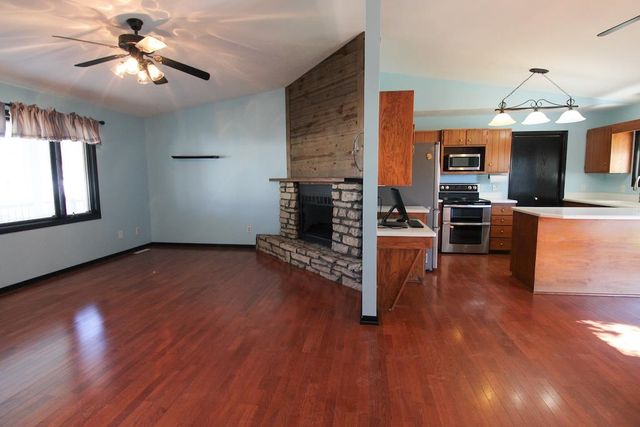 1428 Bradshaw Dr, Salina, KS 67401