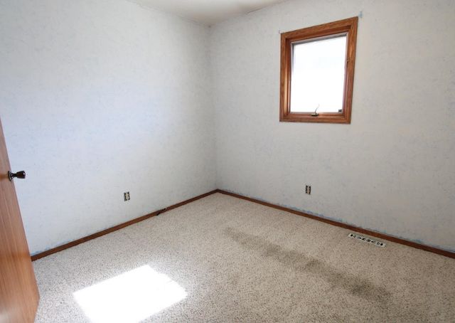 1428 Bradshaw Dr, Salina, KS 67401