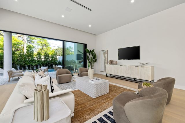 725 Lake Avenue N, Delray Beach, FL 33483